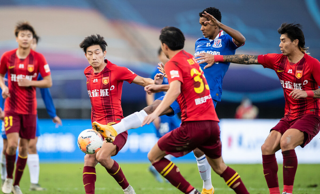 包含中超赛程吃紧，费耶诺德集结日刷新队史纪录，底气十足，赛程密集仍需轮换的词条